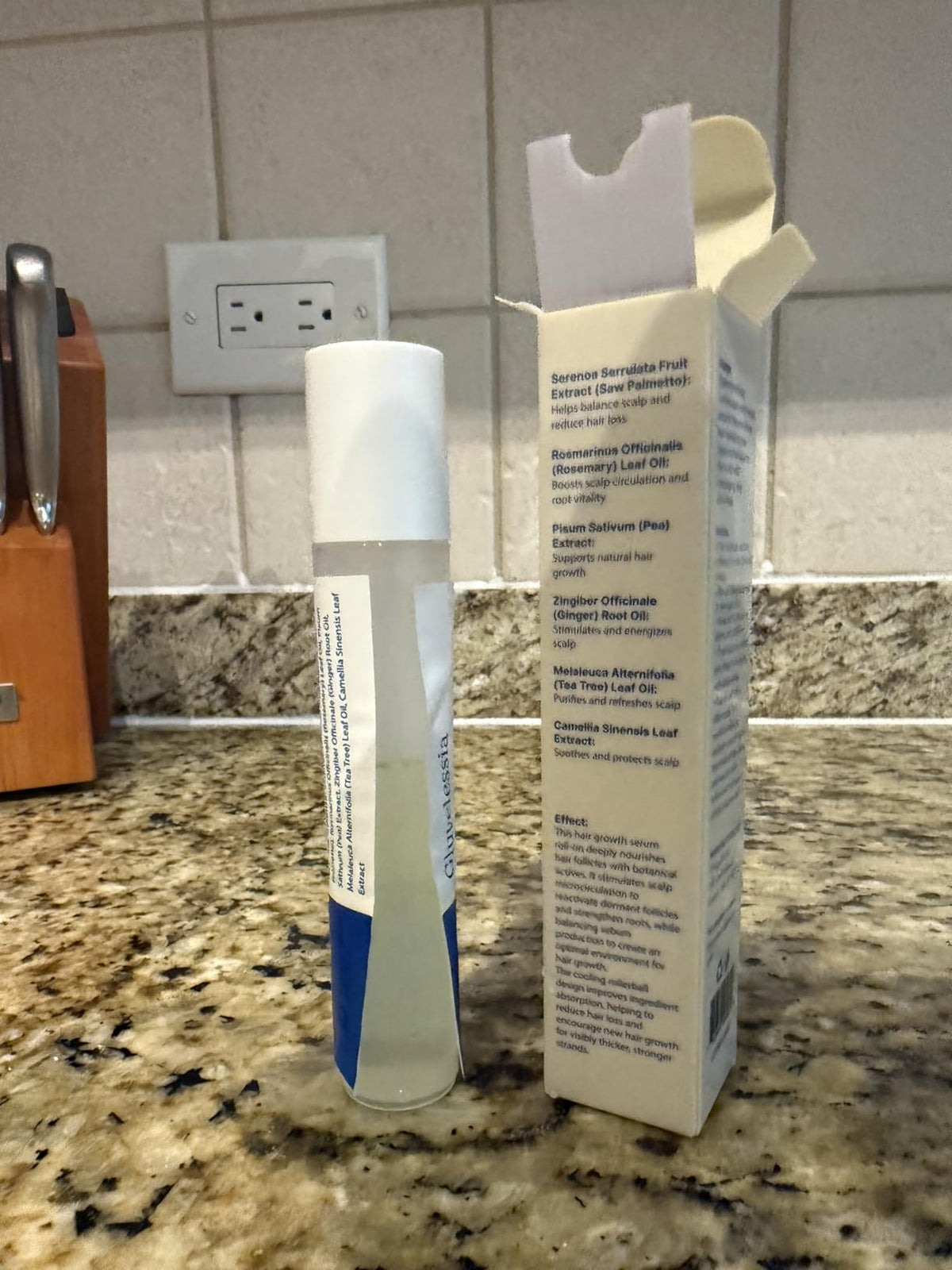 Foto real de cliente con el serum y sus ingredientes