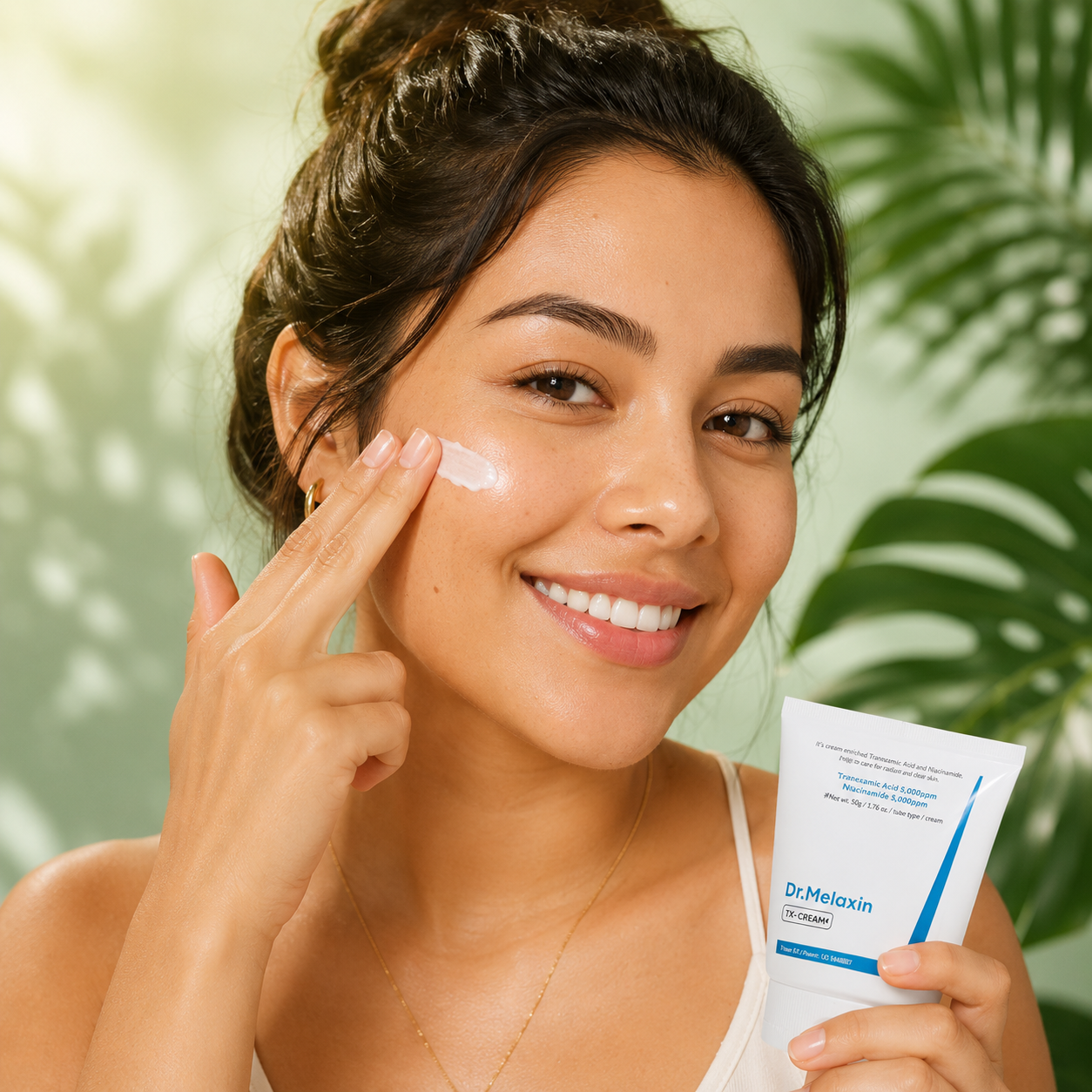 Mujer aplicando TX Cream con piel radiante